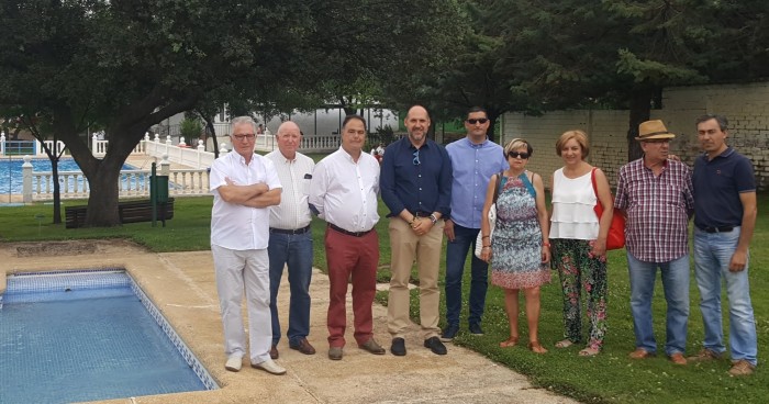Imagen de José Luis Fernández y David Gómez junto al alcalde de Santa Ana de Pusa en la piscina