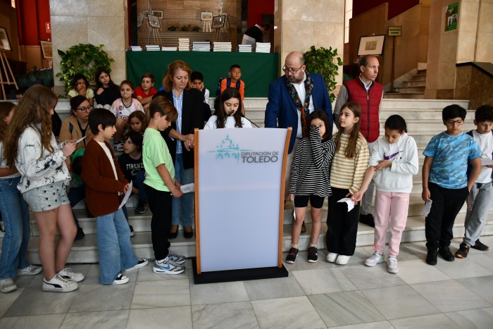 Imagen de Niños del Colegio San Lucas y Maria leyendo