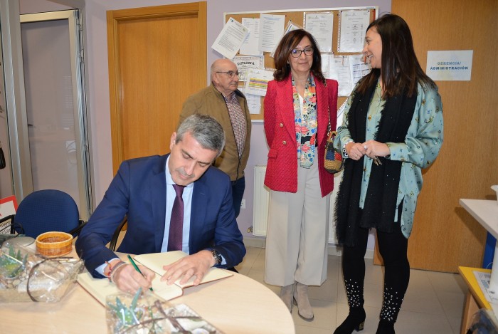 Imagen de Álvaro Gutiérrez firmando en el libro de honor