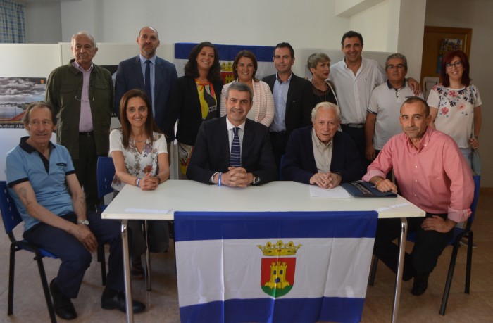 Imagen de Álvaro Gutiérrez y Aurelio de León tras la firma del pacto institucional y social por Talavera