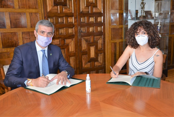 Imagen de Álvaro Gutiérrez y Lourdes Nieto firmando el convenio de colaboración