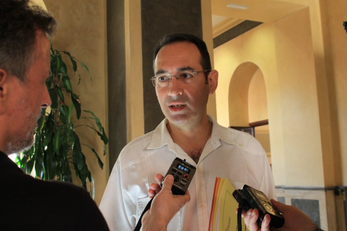 Imagen de Santiago García Aranda atiende a los periodistas antes de iniciarse el pleno