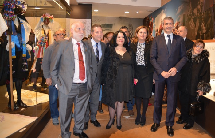 Imagen de Álvaro Gutiérrez junto a los asistentes a la inauguración al centro de Pecados y Danzantes