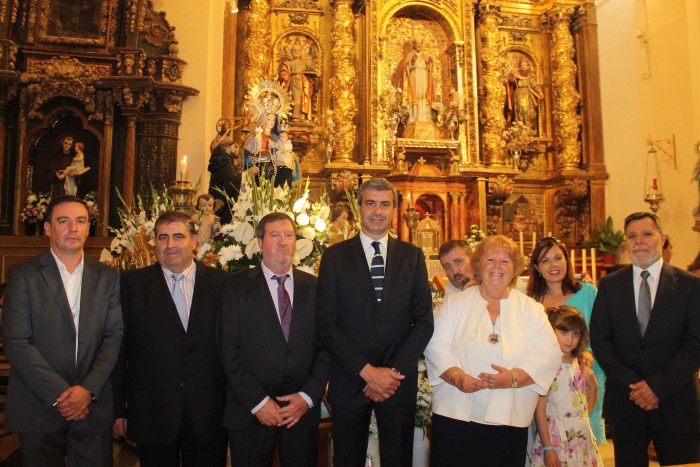 Imagen de Álvaro Gutiérrez con el alcalde y la Cofradía ante Nuestra Señora de la Aurora en Alcabón