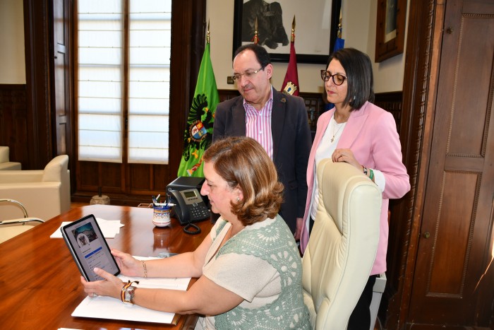 Imagen de Conchi Cedillo, Jesús Guerrero y Pilar Martín accediendo a las redes sociales