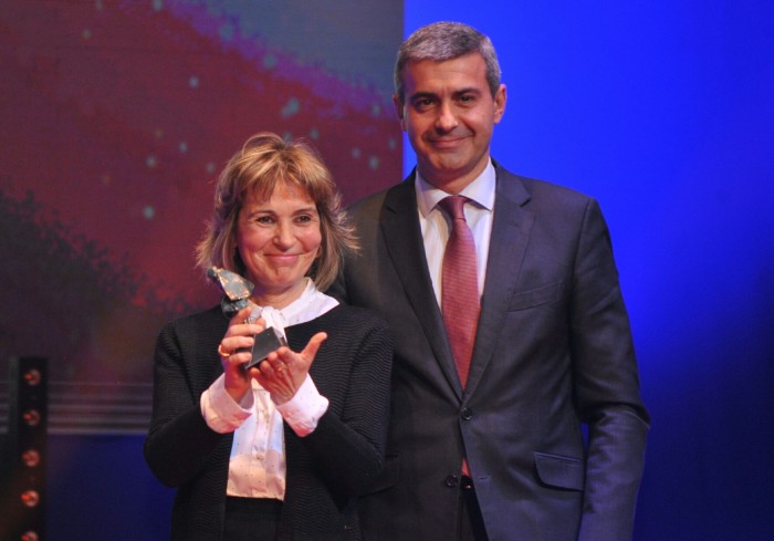 Imagen de Álvaro Gutiérrez entregó el premio a la innovación empresarial a María Teresa Bustos