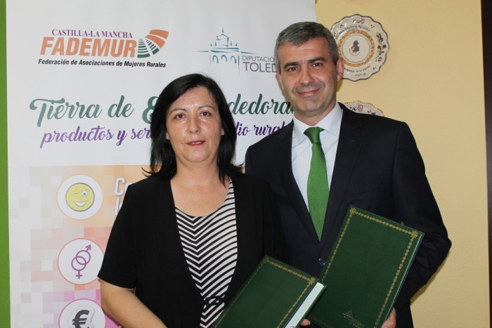 Imagen de Álvaro Gutiérrez y Elisa Fernández tras la firma del convenio de 