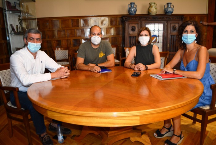 Imagen de Álvaro Gutiérrez con los representantes de La Tribuna de Toledo