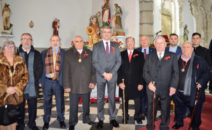 Imagen de Álvaro Gutiérrez con el alcalde y concejales de Paredes de Escalona junto a la imagen del patrón
