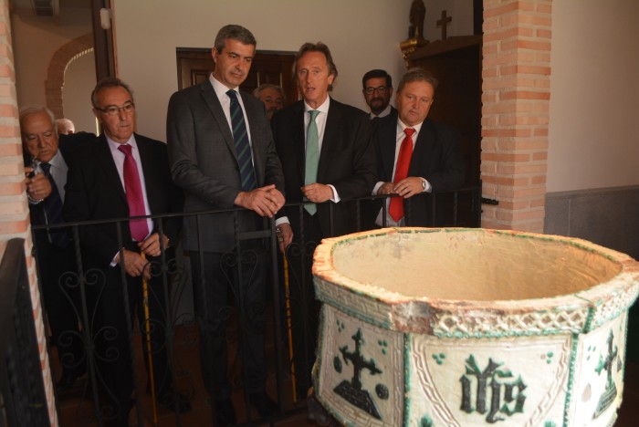 Imagen de Álvaro Gutiérrez y el alcalde de Camarenilla junto a la pila bautismal del siglo XV