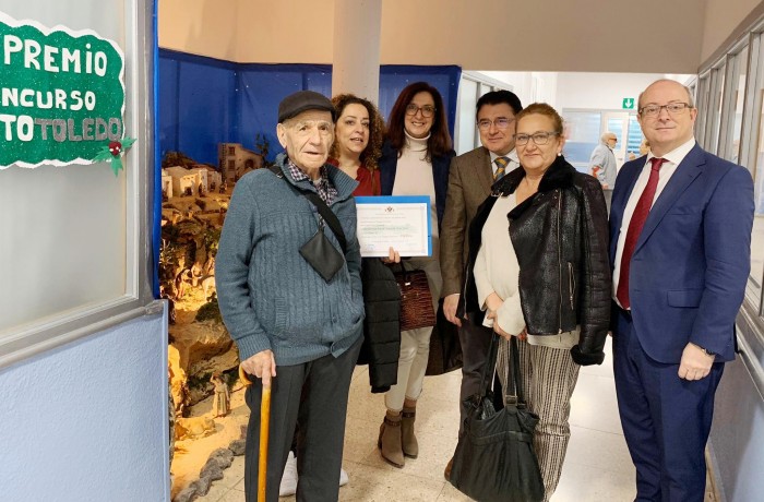 Ana Gómez con los residentes durante la entrega del premio