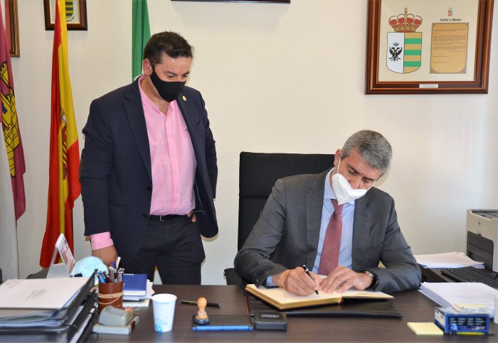 Imagen de Álvaro Gutiérrez firmando en el libro de honor del Ayuntamiento de Los Navalmorales