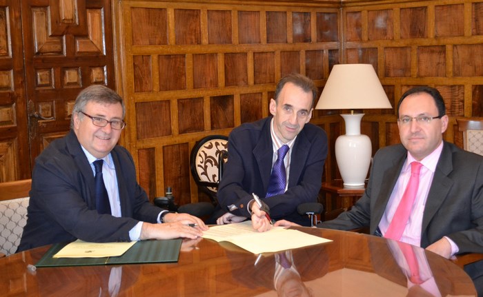Imagen de García-Tizón y Jesús Guerrero firma convenio Aspaym Toledo