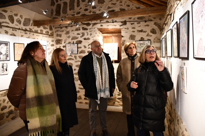 Imagen de Tomás Arribas en la inauguración de la exposición de Anaïs Mora