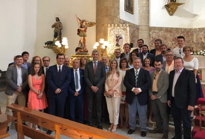 Imagen de Álvaro Gutiérrez y los alcaldes ante la imagen de San Miguel Arcángel de Novés