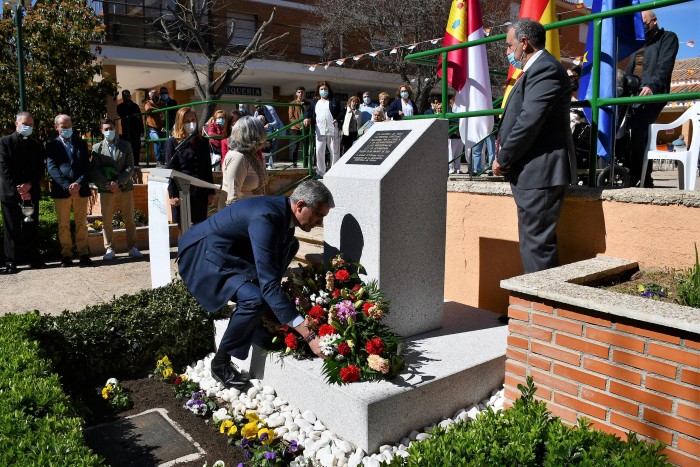 Álvaro Gutiérrez deposita un ramo de flores a los pies del monolito 19032023