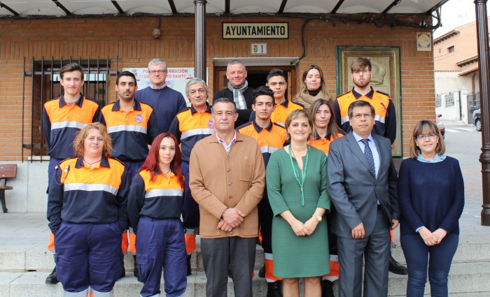 Imagen de Rafael Martín con los voluntarios de protección Civil de Pantoja (archivo)