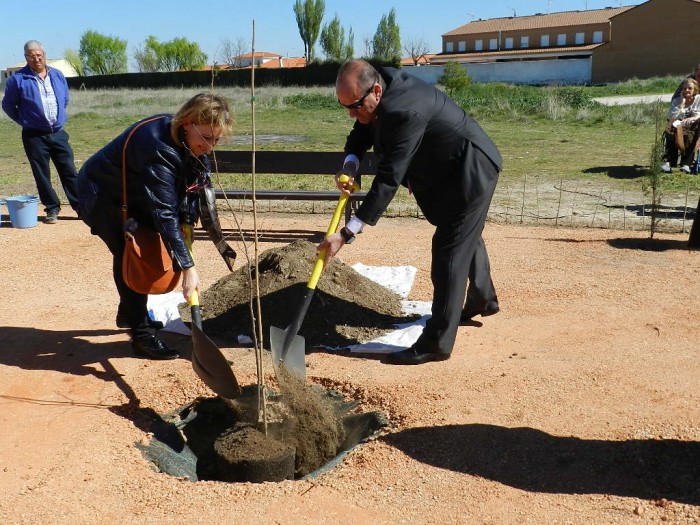 Imagen de Ángle de Vega y Guadalupe Jiménez en el momento de plantar el olmo en Cabañas de Yepes