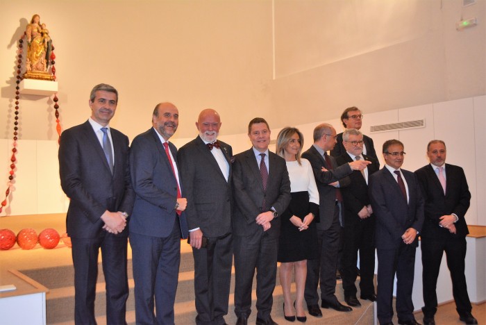 Imagen de Álvaro Gutiérrez en una de las salas del museo de Santa Fe con la Colección Roberto Polo