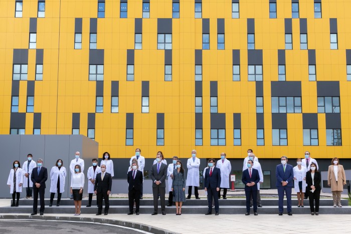 Imagen de La autoridades junto al equipo médico del Hospital Universitario de Toledo