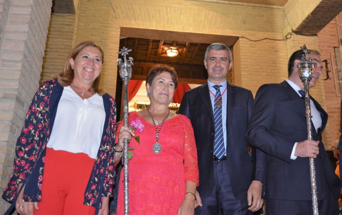 Álvaro Gutiérrez, Isabel Tornero y Ana Rosa Rodríguez con el Cristo de la Sala al fondo