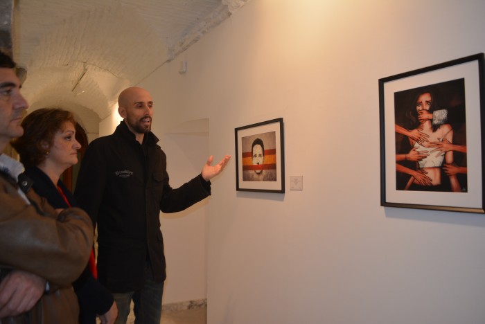 María Ángeles García y el artista ante su obra titulada 