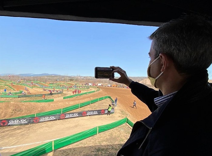 Imagen de Álvaro Gutiérrez siguiendo la prueba de MX2 de motocross en Montearagón