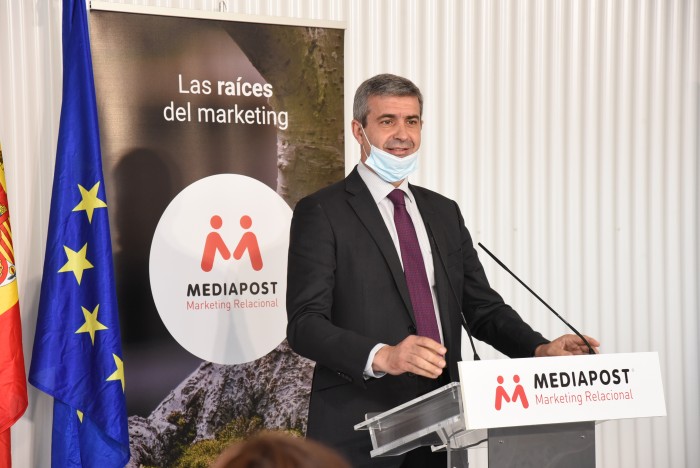 Imagen de Álvaro Gutiérrez durante su intervención en la visita a la empresa Mediapost en Yeles