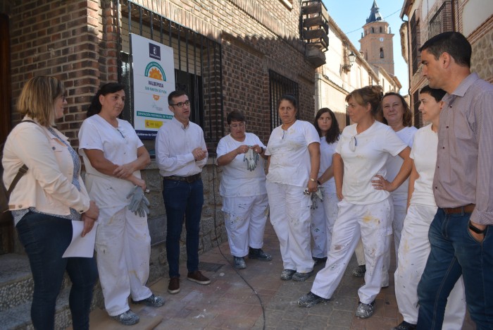 Imagen de Fernando Muñoz con los participantes en el programa de recualificación de San Martín de Pusa