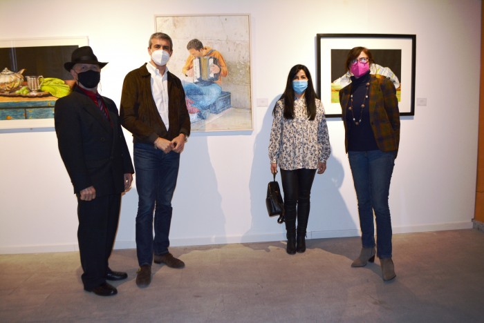 Imagen de Álvaro Gutiérrez visitando la exposición