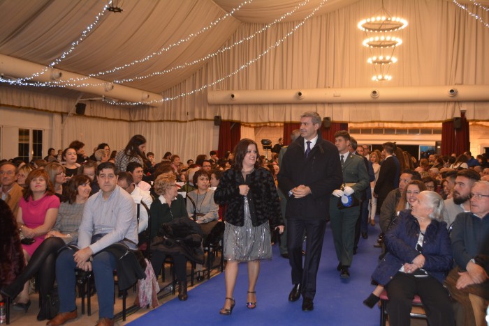 Imagen de Álvaro Gutiérrez y Dolores Verdúguez a su llegada a la carpa que acogió el acto