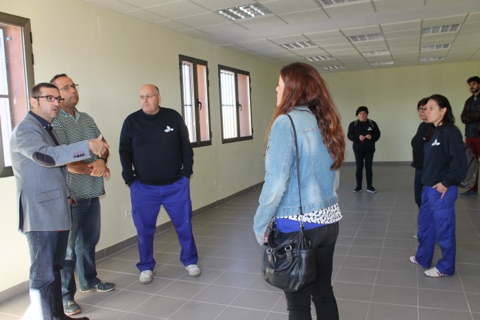 Imagen de Fernando Muñoz en la nave que se destinará a gimnasio municipal en Burujón