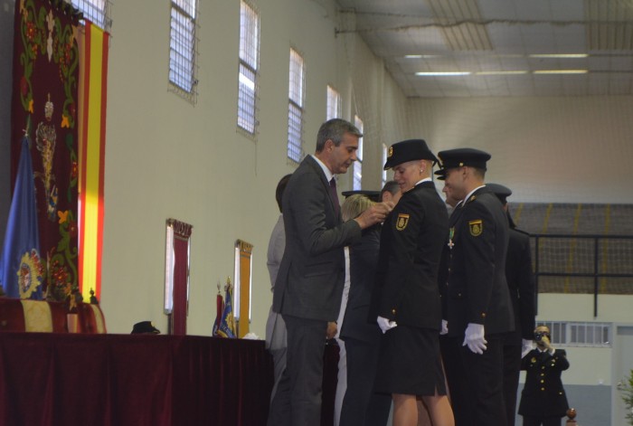 Imagen de Álvaro Gutiérrez entregando la medalla a la agente condecorada hoy
