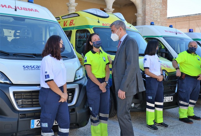 Álvaro Gutiérrez saludando a los profesionales del transporte sanitario