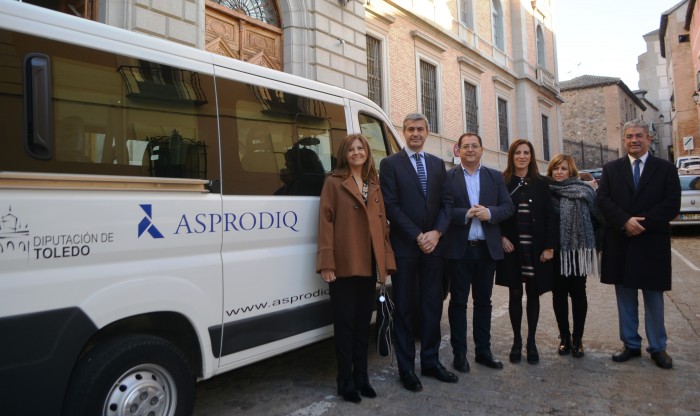 Álvaro Gutiérrez y Tomás Villarrubia con responsables de ASPRODIQ y el director general de Hacienda