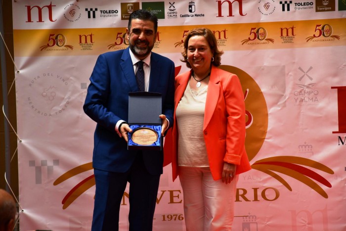 Imagen de Cedillo entrega el premio a Tomás Palencia