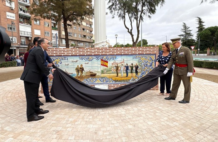 Descubriendo el zócalo de cerámica de la nueva bandera de Talavera de la Reina
