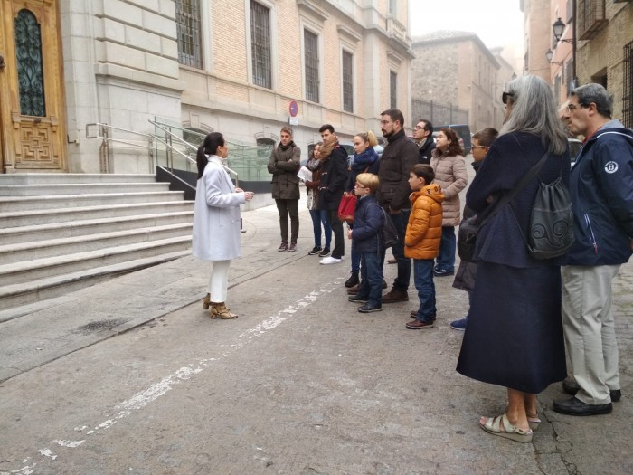 Imagen de Un grupo de visitantes en la puerta de la Diputación