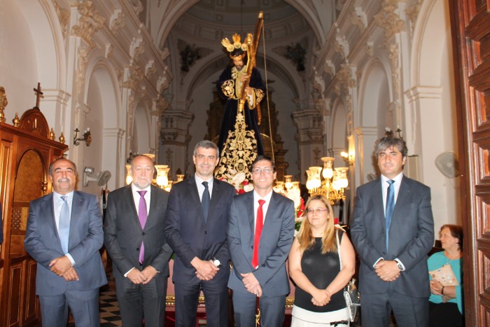 Imagen de Álvaro Gutiérrez junto a Víctor Botica y miembros de la corporación municipal ante el Cristo
