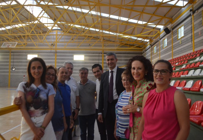 Álvaro Gutiérrez y Jaime Corregidor en el polideportivo cuyas cubiertas e iluminación han mejorado