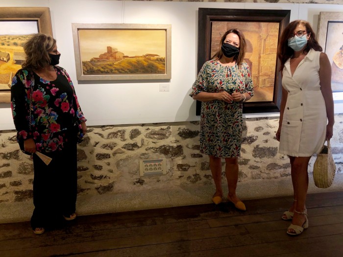 Imagen de Ana Gómez con la artista y la alcaldesa