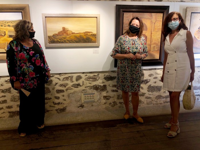 Ana Gómez con la artista y la alcaldesa