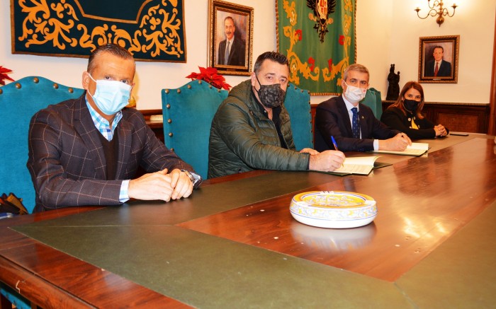 Imagen de Álvaro Gutiérrez y José Antonio Dorado firmando el convenio de colaboración