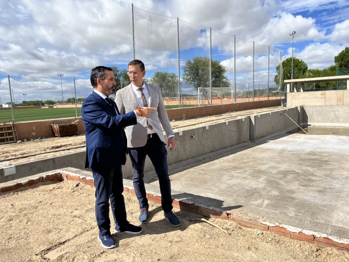 Imagen de Joaquín Romera con alcalde de Seseña nuevo vaso piscina