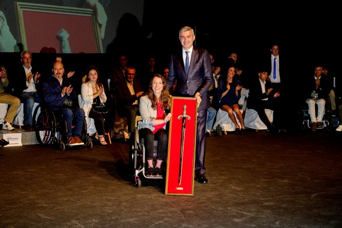 Álvaro Gutiérrez entrega el premio Diputación de Toledo a Isabel Fernández