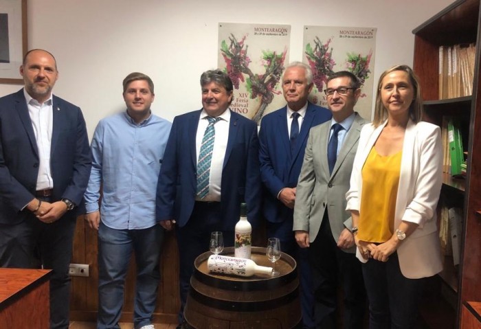 Fernando Muñoz junto a los asistentes a la feria del vino de Montearagón