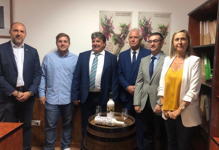 Imagen de Fernando Muñoz junto a los asistentes a la feria del vino de Montearagón