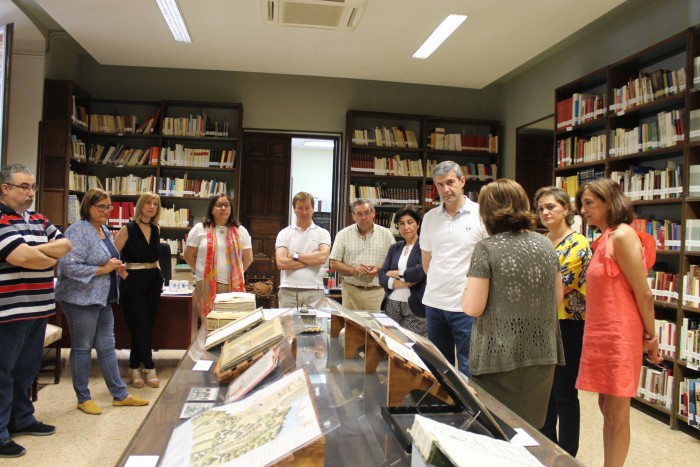 Imagen de Álvaro Gutiérrez visita la exposición del Archivo Provincial de la Diputación