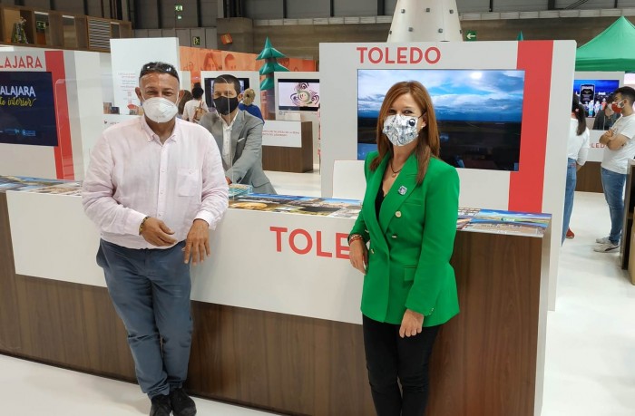 Imagen de María Jesús Pérez con Rafael Martín en el stand de la provincia