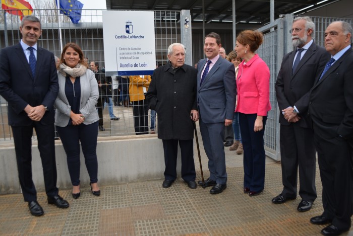 Imagen de En la puerta del centro con la placa de Aurelio León